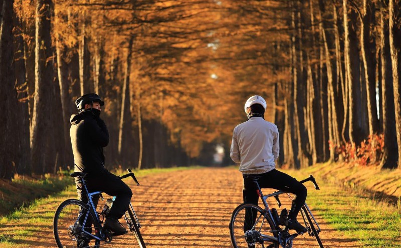 自転車と砂利道